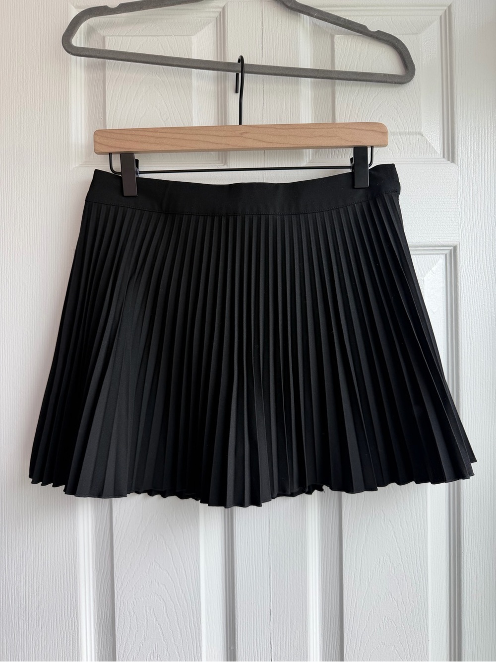 H&M Black Pleated Mini Skort Size 6